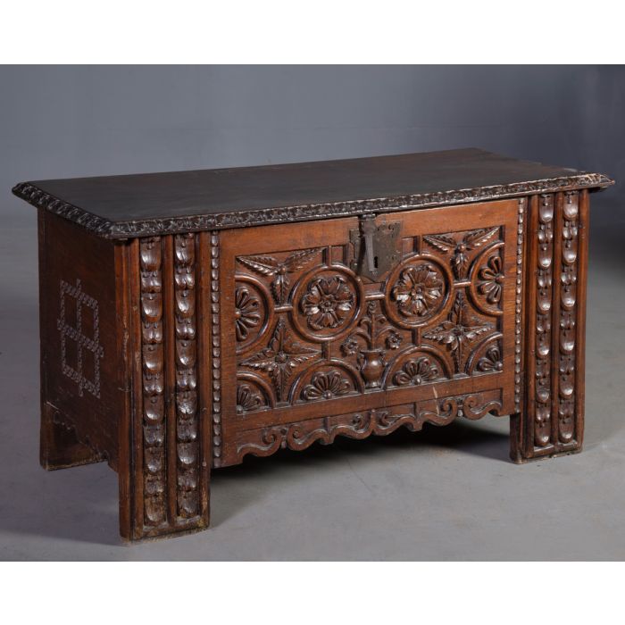 ABALARTE SUBASTAS - Gran arcón vasco en madera de roble o castaño tallado,  S. XIX. - Muebles - Arcones