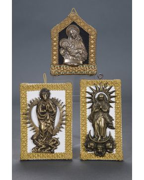 716-Lote de dos Inmaculadas en bronce dorado S. XVII; y Virgen con Niño en bronce dorado. principios S. XX. Enmarcadas.