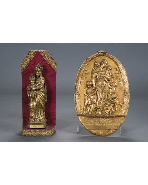 796-Lote en bronce dorado. S. XIX formado por:  Virgen con Niño coronados y placa oval de colgar La Maternidad clásica.