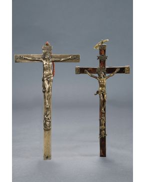 723-Dos crucifijos en bronce S. XVI-XVIII. Piezas de colección.