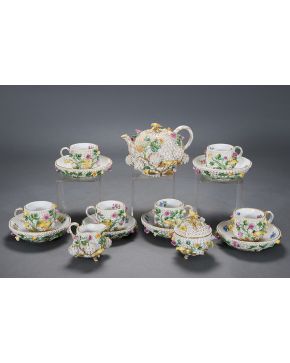 1189-Juego de té para seis servicios en porcelana esmaltada de Meissen con aplicaciones de flores y pájaros de variado colorido y filos dorados. S. XIX. Co