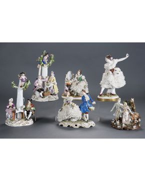 1190-Pareja de grupos en porcelana centroeuropea con motivos costumbristas. con marcas. C. 1900.