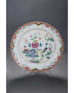 1038-Gran plato en porcelana de Compañía de Indias. Familia Rosa. Dinastía Qing. época Qienlong. S. XVIII. Decoración de pavos reales y flores. Con pelo y 