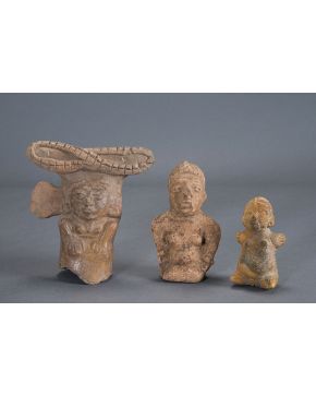 1255A-Figura femenina en cerámica con gran tocado y otros adornos. Cultura Maya-Guatemala. Periodo Postclásico 750-900 d.C. Alguna falta.