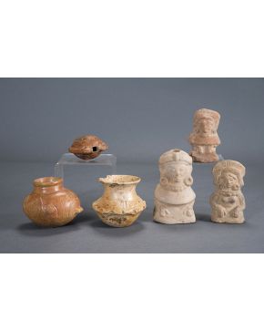 1255-Lote de tres figuras femeninas en cerámica con diferentes adornos. Cultura Maya-Guatemala. Periodo Postclásico (750-900 d.C)