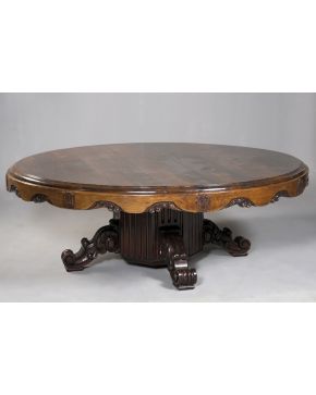 664-Gran mesa de comedor redonda en madera de nogal español tallada con faldón recortado y decorado con motivos heráldicos con las ocho provincias andaluz