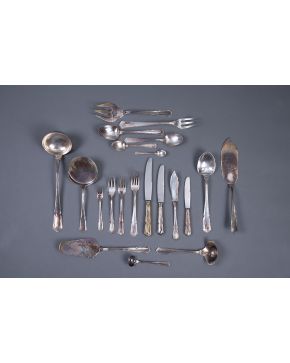 662-Cubertería para doce servicios en plata española punzonada. modelo ingletado. formado por: 12 cucharas de mesa. 12 tenedores de mesa y 12 cuchillos de