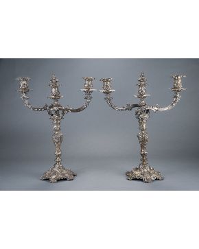 862-Importante pareja de candelabros de tres luces. convertibles en candelero. en plata inglesa punzonada. Londres. C. 1850. Con marcas de Edward &Johm Ba