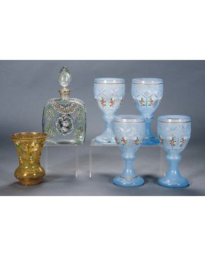 571-Pareja de copas en cristal de Bohemia tallado y esmaltado en azul celeste con decoración de flores pintadas. Detalles en dorado.