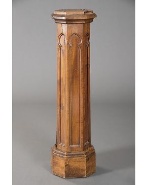 484-Pedestal en madera. 