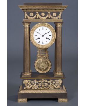 920-Reloj de pórtico en bronce dorado al mercurio y pavonado con decoración de palmetas. guirnaldas y elementos vegetales. C. 1850. 