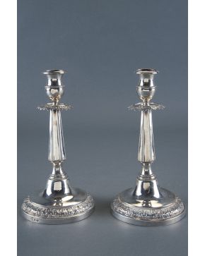 632-Pareja de candeleros en plata española punzonada con marcas de Oviedo. 1875.