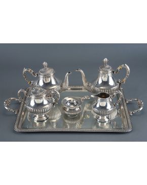 678-Juego de café y té en plata española punzonada con marcas de Durán. Decoración gallonada. Compuesto por cafetera. tetera. azucarero. jarrita y colador