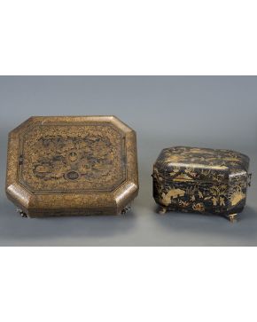 1006-Caja oriental para té lacada en negro con decoración de chinosseries en dorado. S. XIX. Sobre patas de garra.