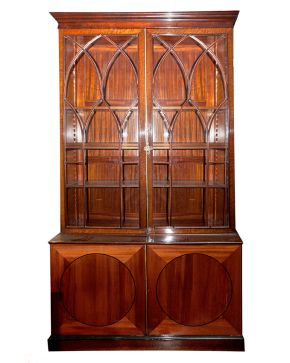 1177-Gran mueble vitrina inglés. principios del s. XIX. Cuerpo inferior con doble puerta con estantes y gavetas al interior. Parte superior con doble puert