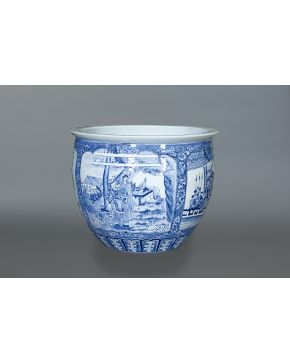 1200-Gran pecera estilo oriental en porcelana esmaltada en blanco y azul con escenas cortesanas. Marcas en la base. 