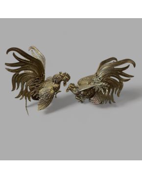 2276-Pareja de gallos en metal dorado.  Altura: 38 cm.