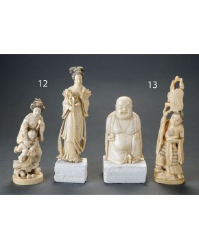 13-Dos figuras de marfíl chino s. XIX representando un Buda y sabio con báculo. 		