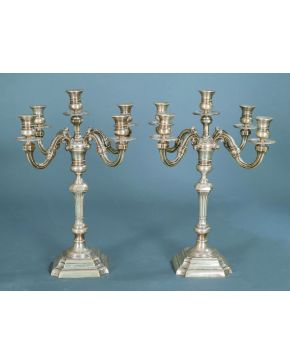 149-Pareja de clásicos candelabros en plata española punzonada con marcas de Pérez Fernández. 