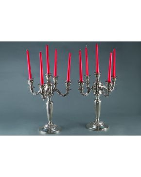 152-Pareja de candelabros de cinco luces en plata española punzonada. Fuste acanalado y gran base redonda decorada con decoración vegetal al igual que los