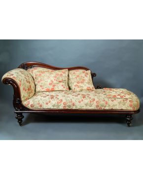 16-Chaise longue inglesa en madera de caoba. Tapicería de flores.