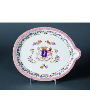 164-Fuente blasonada de forma oval con vertedero. en porcelana china de Compañía de Indias. siglo XVIII.