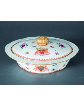 170-Bella legumbrera blasonada con tapa con asidero en forma de piña. en porcelana china de Compañía de Indias. último tercio del siglo XVIII.