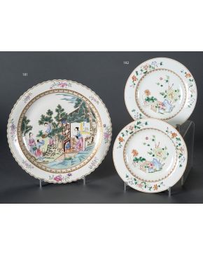 182-Pareja de platos hondos en porcelana china de Compañía de Indias. siglo XVIII.