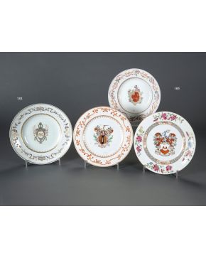 184-Conjunto de tres platos blasonados en porcelana fina. China. Compañía de Indias. siglo XVIII.