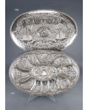 191-Bandeja oval en plata española punzonada S. XX.  con decoración floral en grandes gallones.Con marcas B. López. Decoración cinceleada de ramilletes de