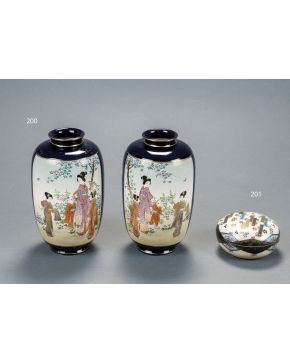 200-Pareja de jarrones japoneses en porcelana Satsuma. ff. s. XIX- ppios. s. XX. de fondo azul cobalto y escena cortesana polícroma en reserva central. 