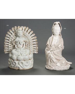 202-Guanyin en porcelana de Dehua (Fujian) blanco de china. Dinastía Qing. siglo XVIII. 