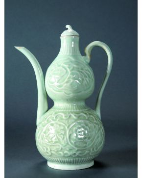 204-Muy rara e importante jarra en forma de doble calabaza en porcelana. China. Dinastía Yuan (1.279 - 1.368).