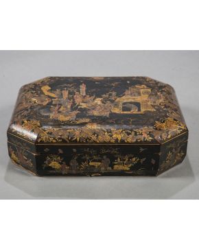 206-Exótica caja costurero japonesa antigua. en madera lacada en negro y decoraciones doradas y policromadas con escena central de comitiva y laterales e 