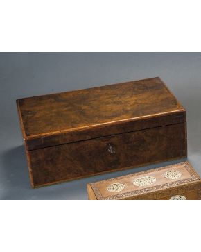 21-Caja-escritorio inglesa. s. XIX. en madera de raíz.