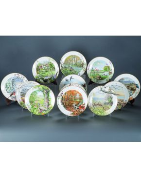 215-Juego de 12 platos en porcelana inglesa de Royal Worcester con decoración esmaltada relativa a los meses del año. Con filo dorado.  Petter Barret. edi