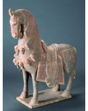 223-Figura de Caballo en terracota gris pigmentada. China. Dinastía Wei del Norte (386 - 534).