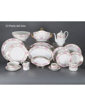 23-Elegante y completa vajilla en porcelana francesa de Limoges. años 50. con decoración de motivos campestres y filo dorado con greca. Compuesta por: 12