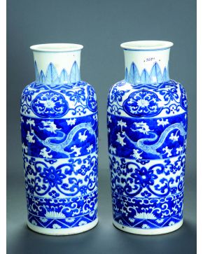 233-Pareja de grandes jarrones en porcelana azul y blanco. China. Kangxi. siglo XVIII.