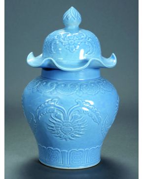 234-Bello jarrón azul lavanda con tapa de porcelana. China. Xianfeng (1.851 - 1.861).