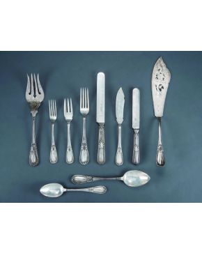 261-Cubertería para doce servicios en plata española punzonada. Ley 916. formada por 12 cucharas de mesa. 12 tenedores de mesa. 12 cuchillos de mesa. 12 p