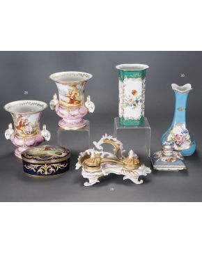 28-Lote en porcelana esmaltada francesa formado por dos jarrones con cabezas de carnero y decoración pintada de escenas galantes y una caja-joyero estilo