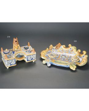 319-Escribanía en cerámica esmaltada de Talavera-Niveiro con original figura central de león de remate y pináculos en las esquinas. Falta una tapa. Con de