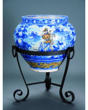 327-Macetero en cerámica esmaltada polícroma Talavera-Niveiro. C.1900. Con piquetes en la base. Se acompaña de soporte en hierro forjado.