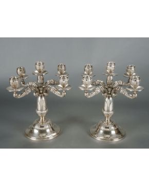 347-Pareja de candeleros en plata española punzonada con decoración acanalada.