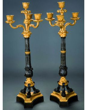 380-Pareja de candelabros de cuatro luces estilo Napoleón III en bronce dorado y pavonado con decoración vegetal relevada y  fuste en forma de columna que