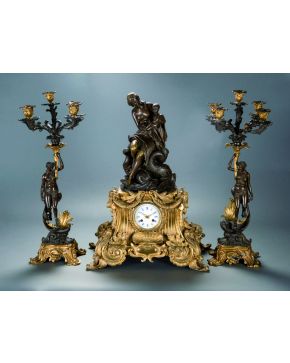 446-Importante reloj de sobremesa con guarnición de candelabros de cinco luces en bronce dorado y pavonado. Francia. Seguda mitad S. XIX.