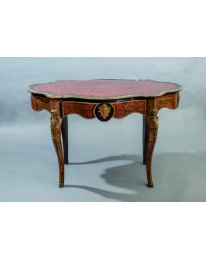 458-Excepcional mesa de centro Boulle. S.XIX. Napoleón III. en madera ebonizada con magníficos bronces aplicados de spagnolets y mascarones. Presenta perf