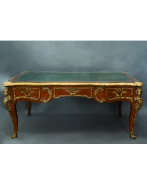 462-Bureau plat  estilo Luis XV en madera de palo rosa con tapeicería en piel verde y tapa de cristal. Aplicaciones en bronce dorado. C. 1900.