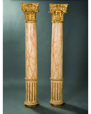 474-Decorativa pareja de columnas en madera tallada. policromada y dorada. Capiteles de orden compuesto y bases con decoración de estrías.